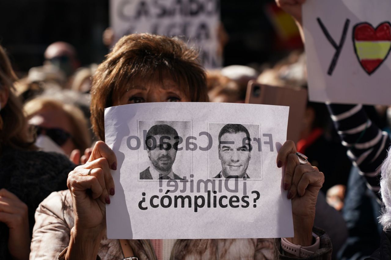 Simpatizantes de Ayuso se manifiestan en Génova