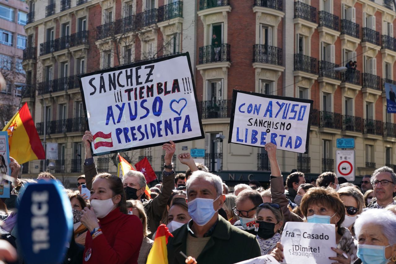 Simpatizantes de Ayuso se manifiestan en Génova