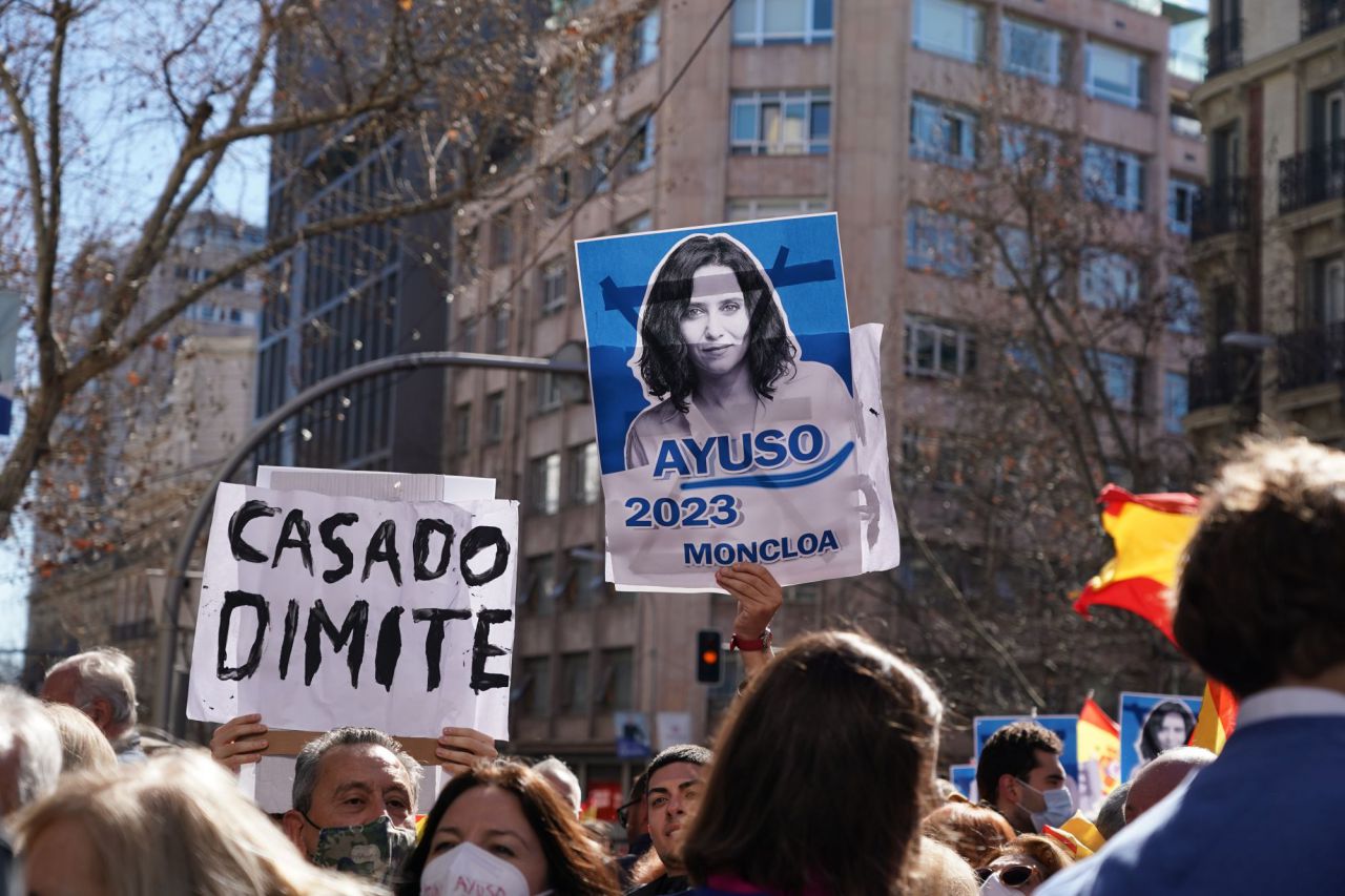 Simpatizantes de Ayuso se manifiestan en Génova