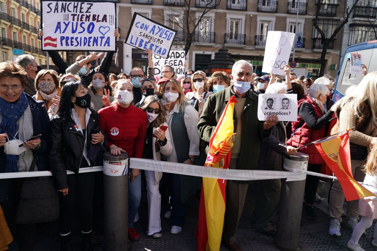 Simpatizantes de Ayuso se manifiestan en Génova