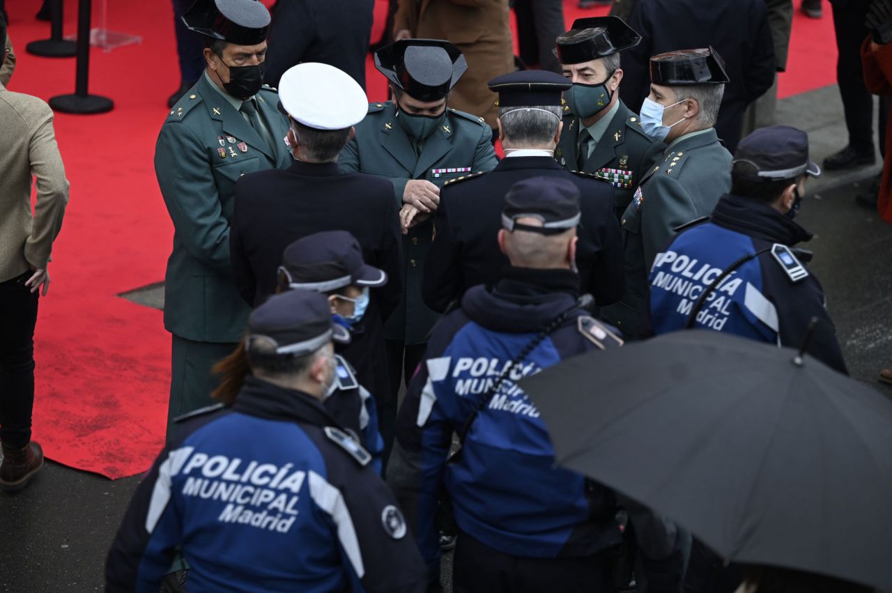 Miembros de la Guardia Civil y la Policía Municipal durante el homenaje a las víctimas del 11-M