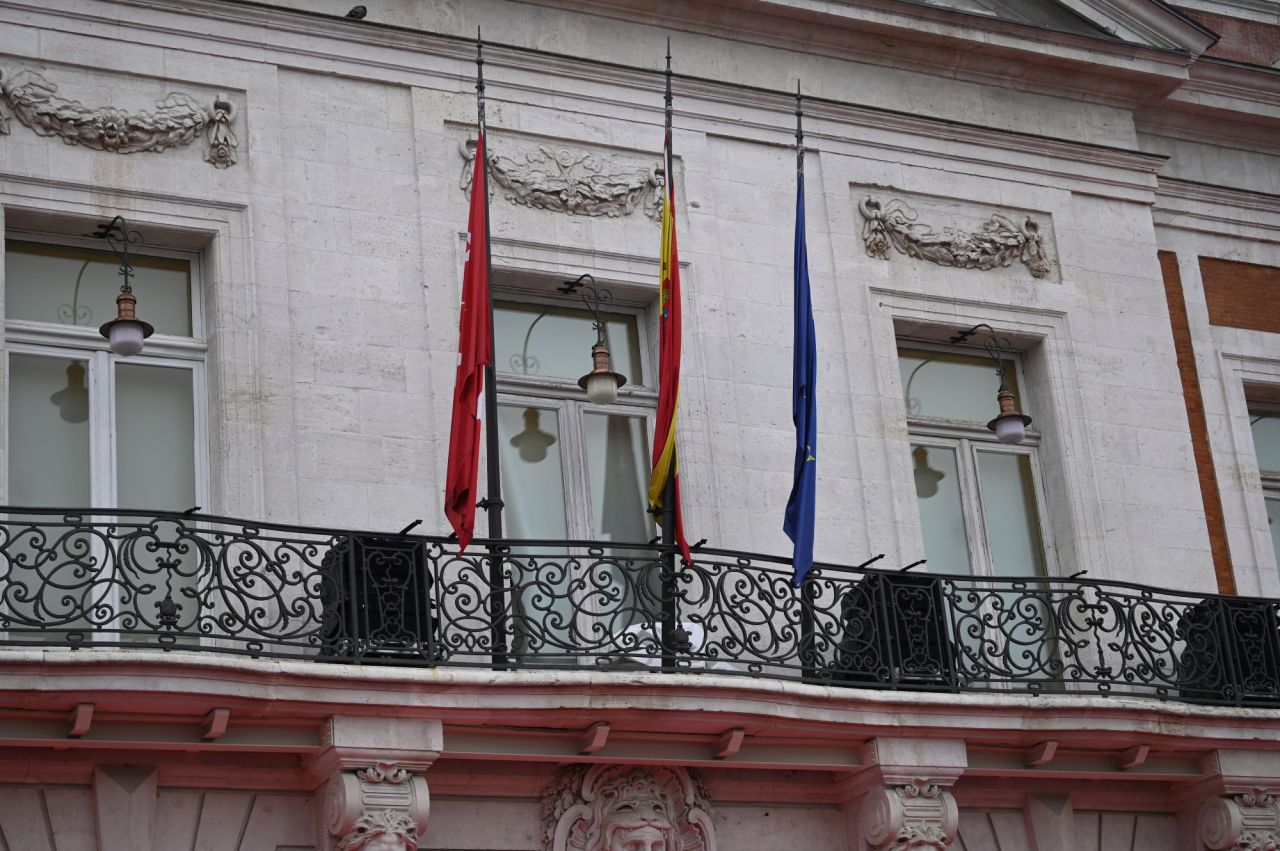 Banderas a media asta en la Real Casa de Correos durante el homenaje a las víctimas del 11-M