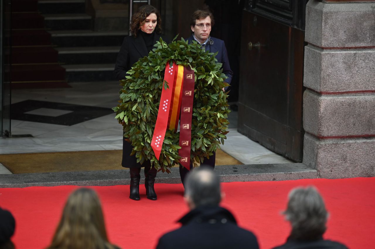La presidenta de la Comunidad, Isabel Díaz Ayuso y el alcalde de Madrid, José Luis Martínez-Almeida, han depositado una corona de laurel ante la placa en recuerdo a las víctimas en la Real Casa de Correos