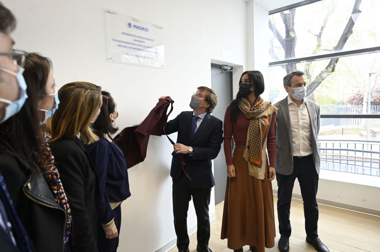 El alcalde y la vicealcaldesa de Madrid, en el acto de inauguración de la Biblioteca de San Fermín