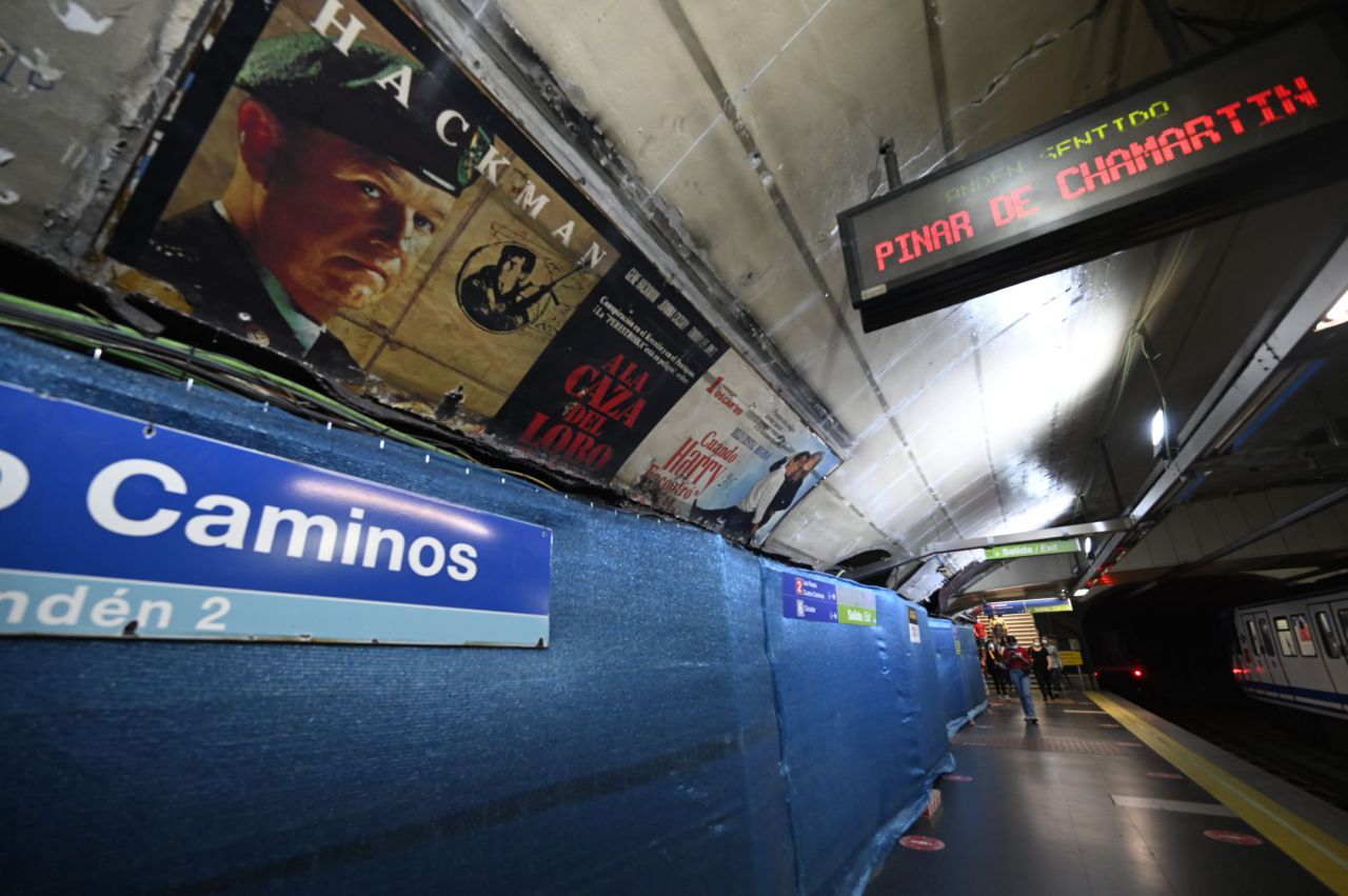 Carteles publicitarios antiguos que aparecieron durante las obras en la estación de Metro de Cuatro Caminos
