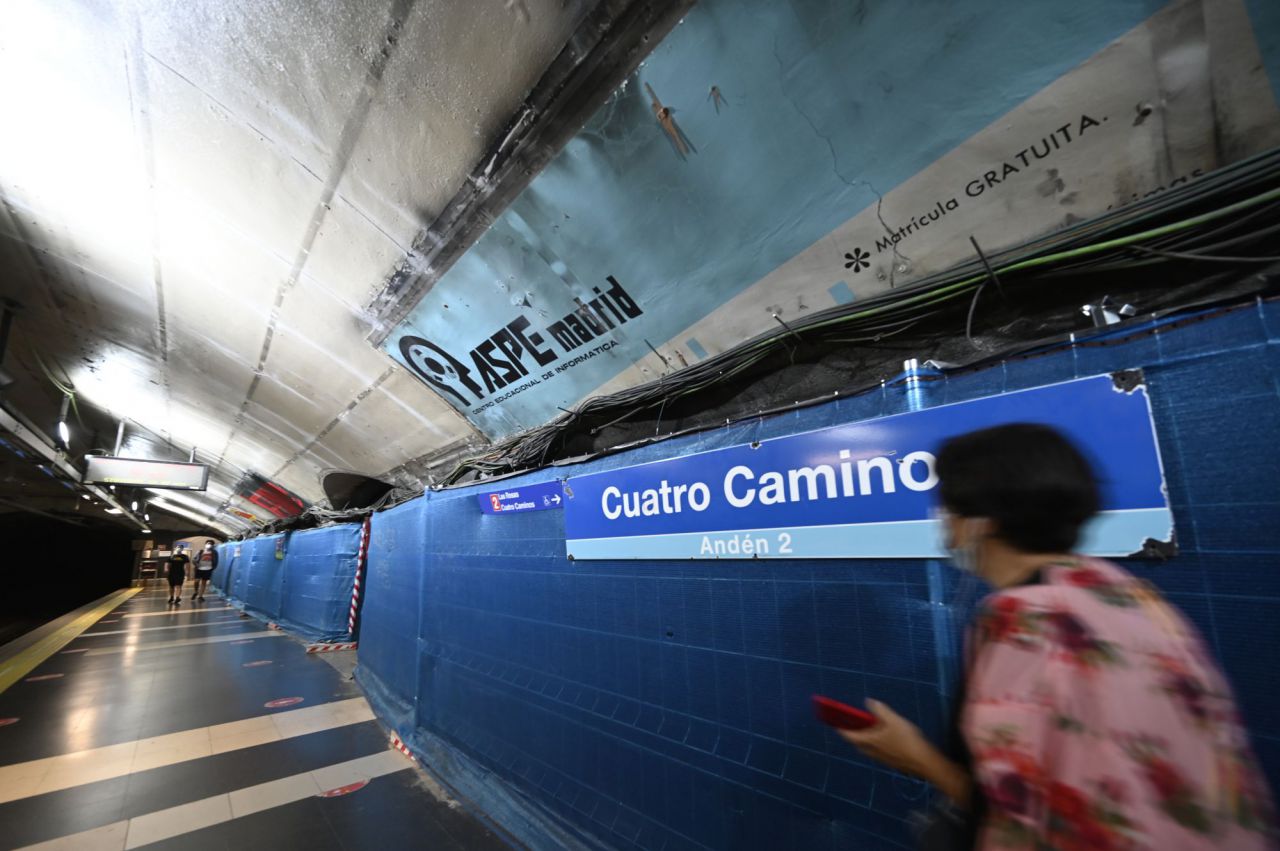 Carteles publicitarios antiguos queaparecieron durante las obras en la estación de Metro de Cuatro Caminos