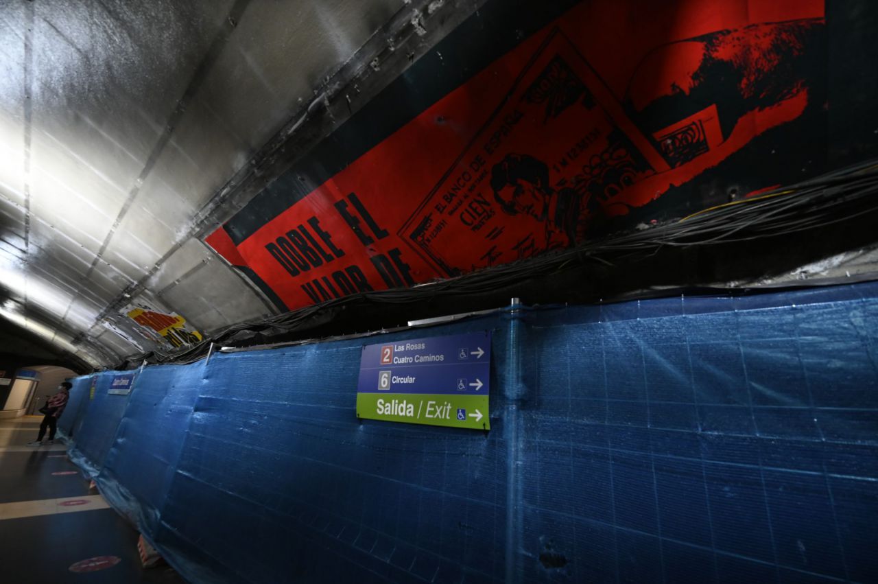 Carteles publicitarios antiguos que aparecieron durante las obras en la estación de Metro de Cuatro Caminos