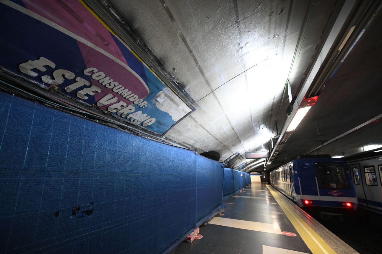Carteles publicitarios antiguos que aparecieron durante las obras en la estación de Metro de Cuatro Caminos