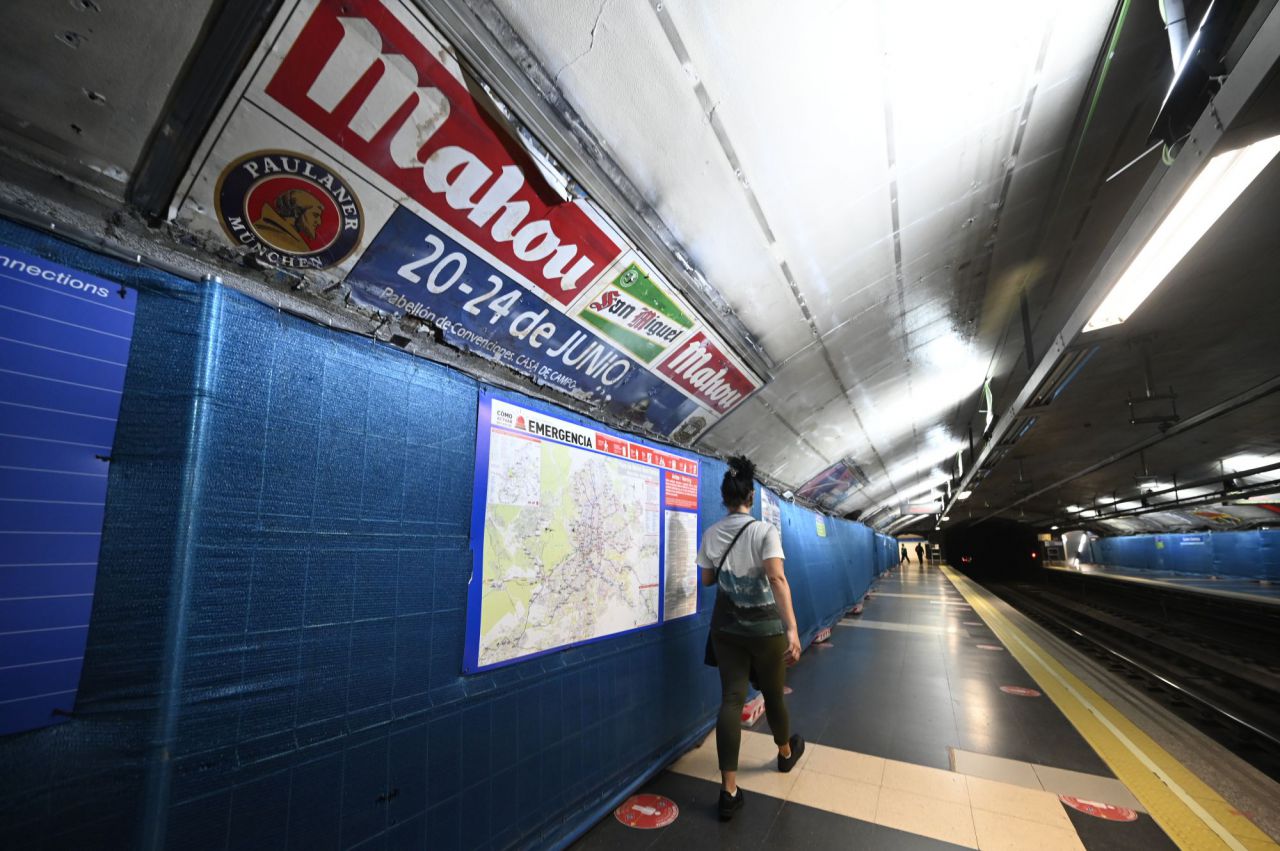 Carteles publicitarios antiguos que aparecieron durante las obras en la estación de Metro de Cuatro Caminos