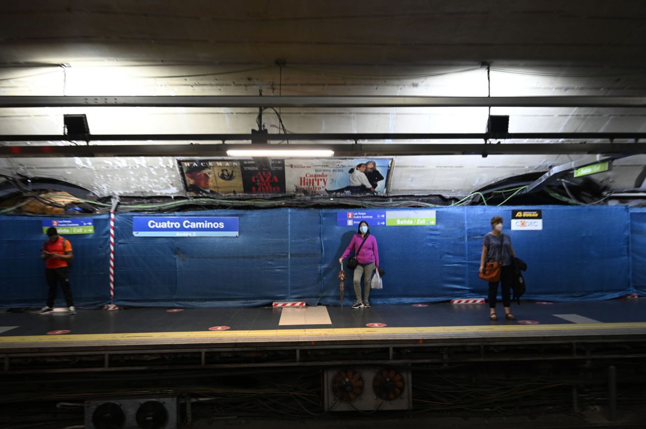 Carteles publicitarios antiguos que aparecieron durante las obras en la estación de Metro de Cuatro Caminos