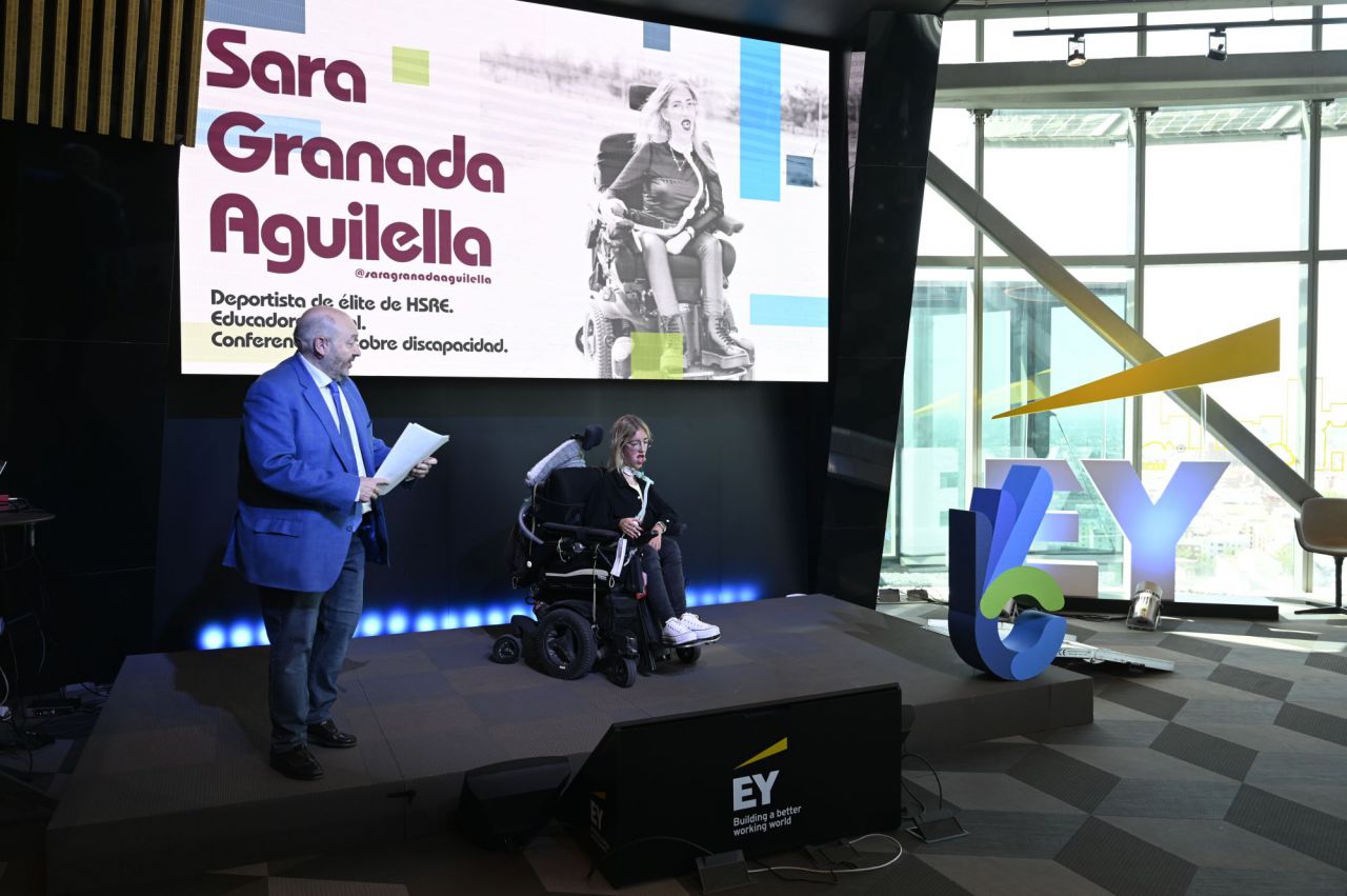 Constantino Mediavilla, presidente editor de Madridiario y Sara Granada, deportista de élite de HSRE