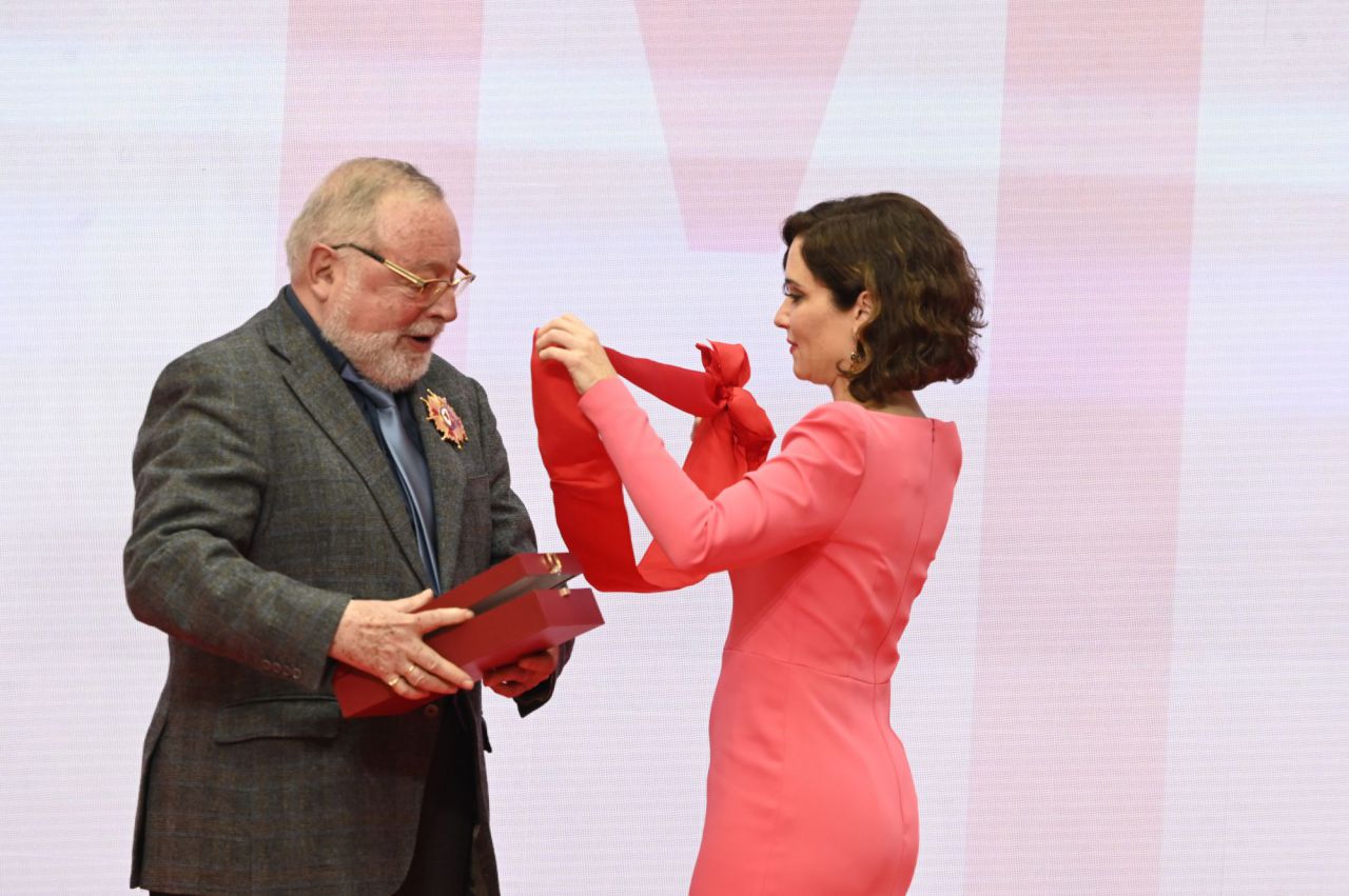 Medalla de Oro a Fernando Savater, escritor