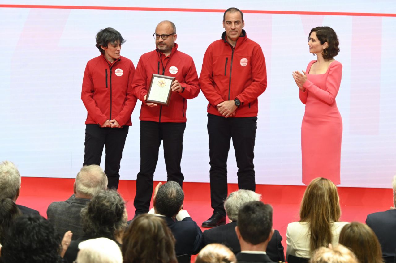 Cruz de la orden del 2 de Mayo a representantes de la Fundación Manantial