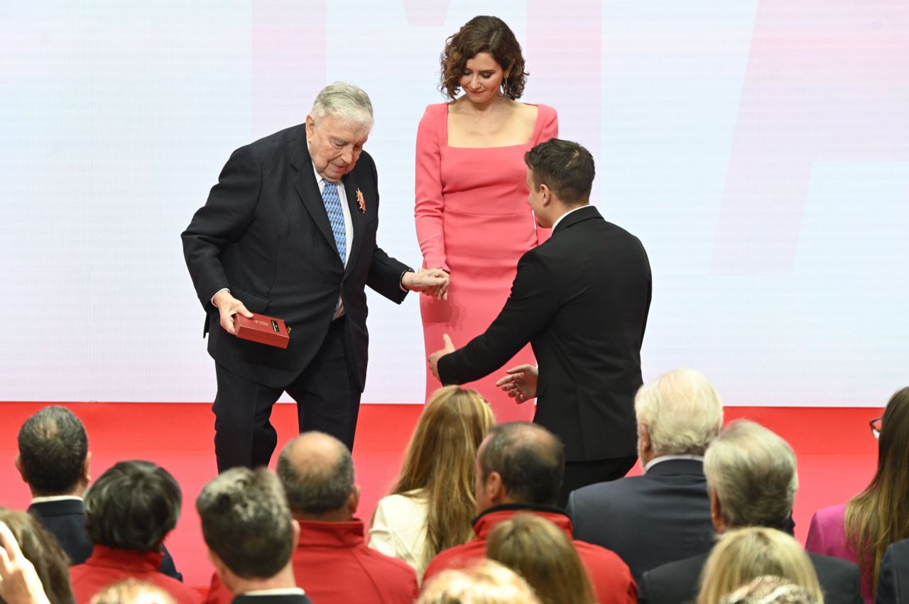 Medalla de Oro a Luis María Ansón