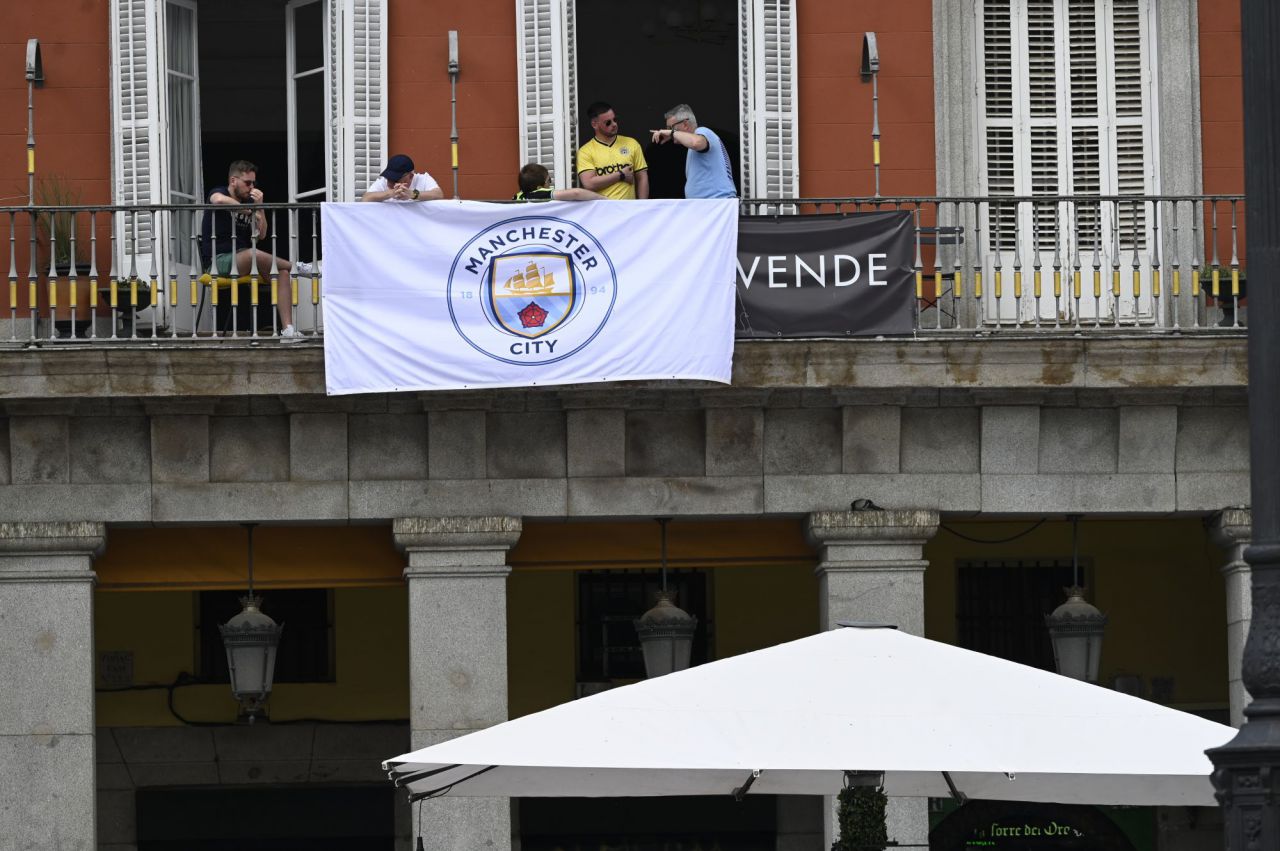 Aficionados ingleses del Manchester City en la Plaza Mayor