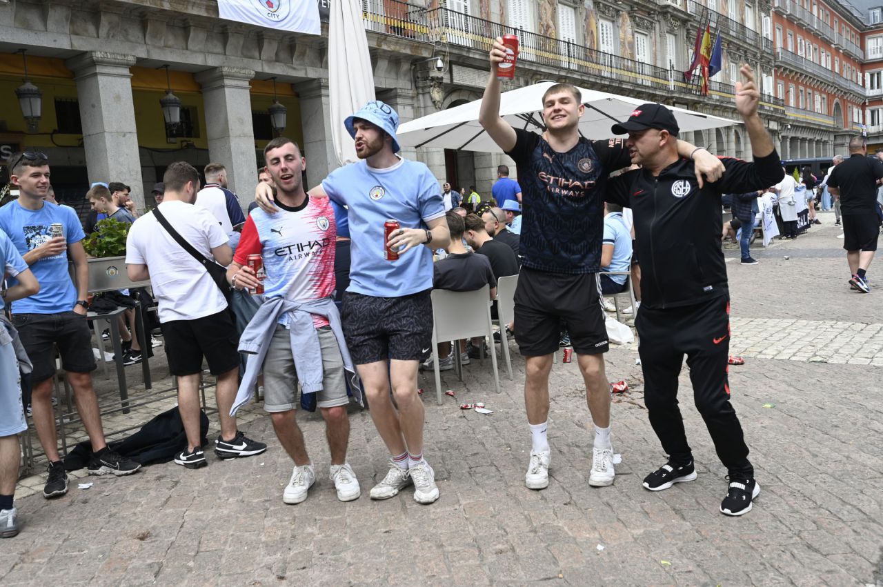 Aficionados ingleses del Manchester City en la Plaza Mayor