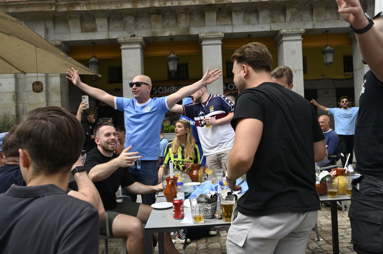 Aficionados ingleses del Manchester City en la Plaza Mayor 