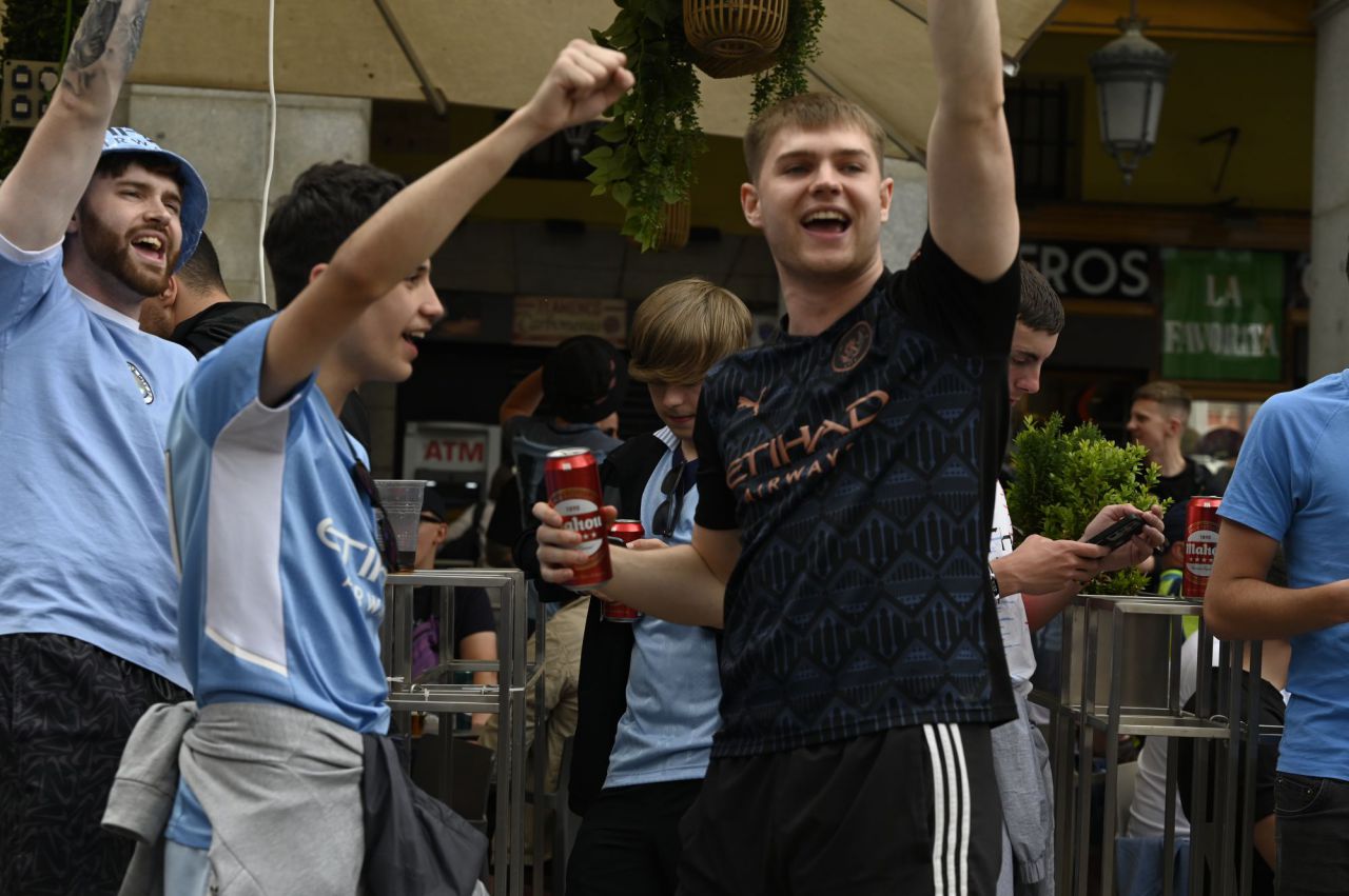 Aficionados ingleses del Manchester City en la Plaza Mayor