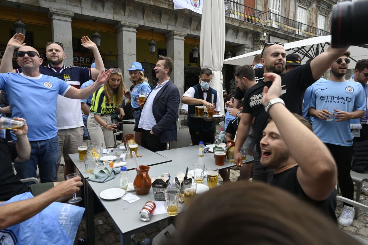 Aficionados ingleses del Manchester City en la Plaza Mayor