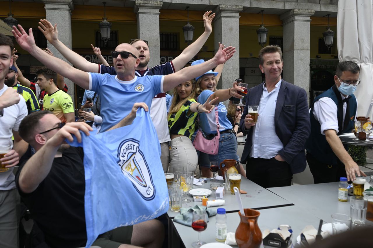 Aficionados ingleses del Manchester City en la Plaza Mayor