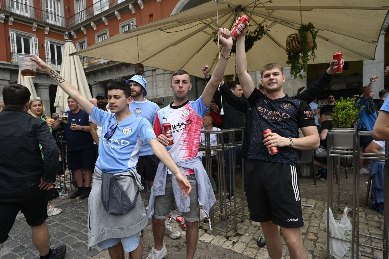 Aficionados ingleses del Manchester City en la Plaza Mayor 