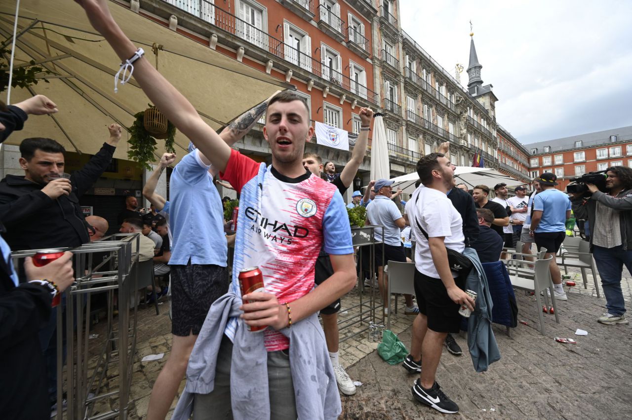 Aficionados ingleses del Manchester City en la Plaza Mayor 