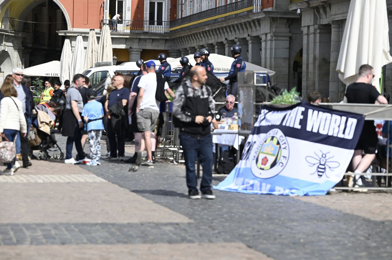 Aficionados ingleses del Manchester City en la Plaza Mayor 