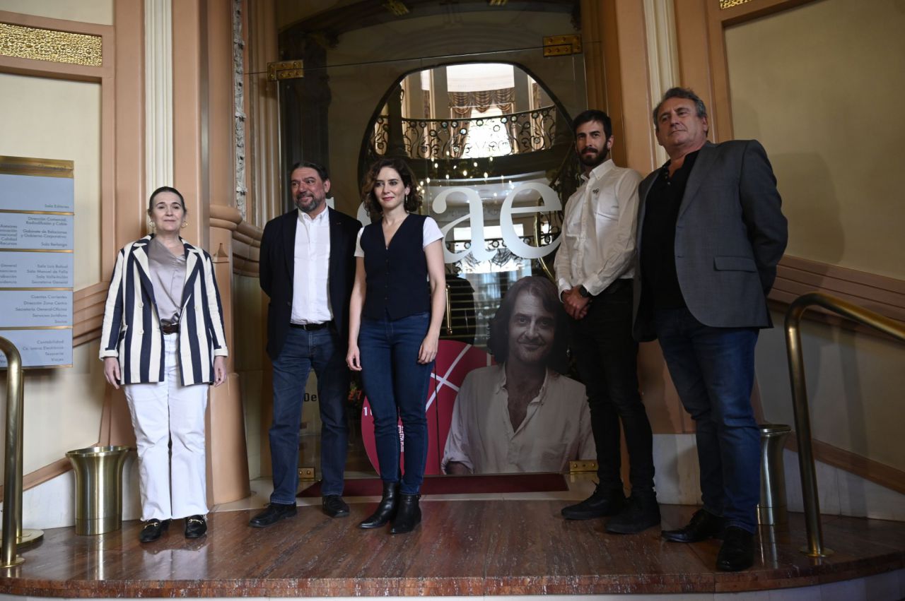 Ayuso visita la exposición  homenaje al cantautor Luis Eduardo Aute en la sede de la SGAE