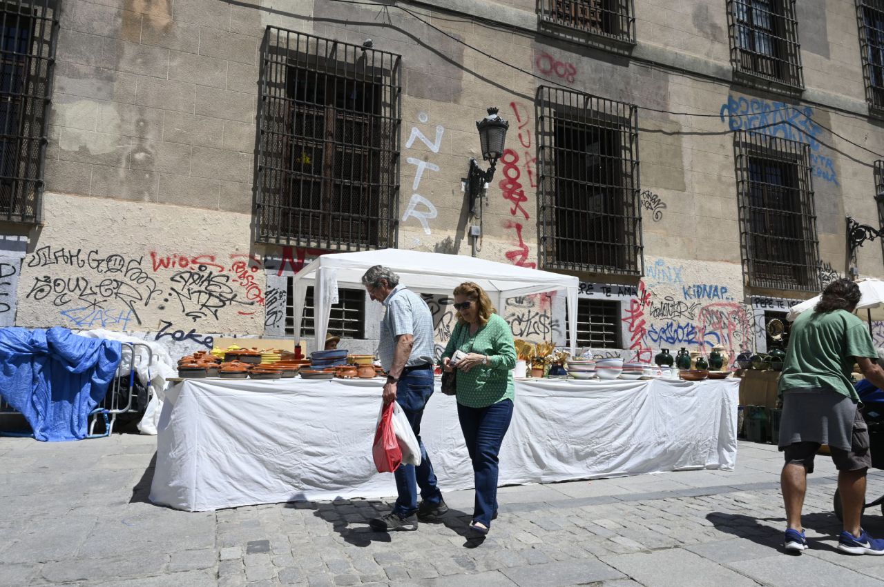 Feria de la Cacharrería en la Plaza de las Comendadoras