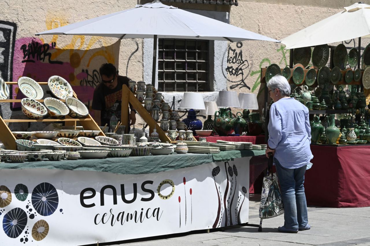 Feria de la Cacharrería en la Plaza de las Comendadoras