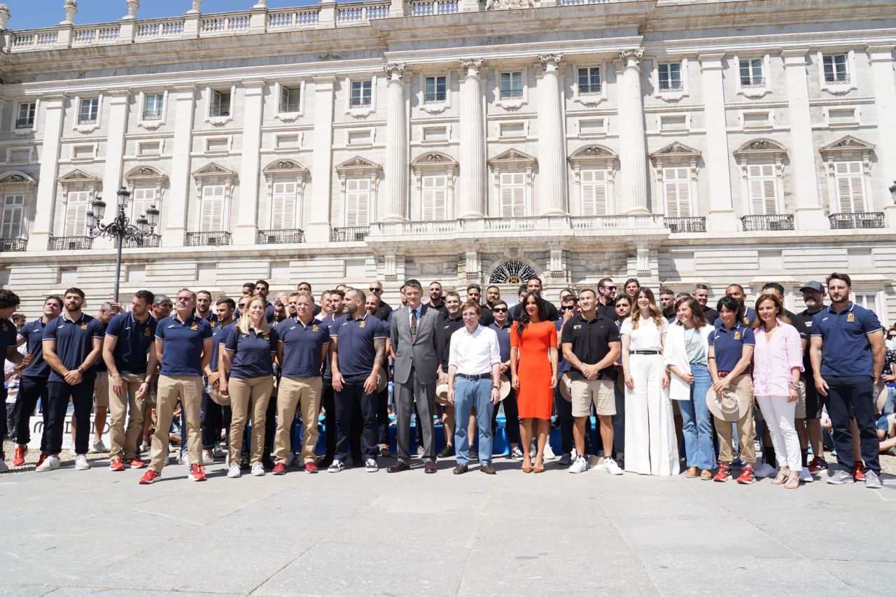 Los 'Classic All Blacks' realizan su 'haka' en la plaza de Oriente. 
