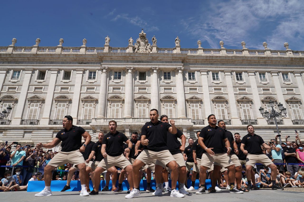 Los 'Classic All Blacks' realizan su 'haka' en la plaza de Oriente. 