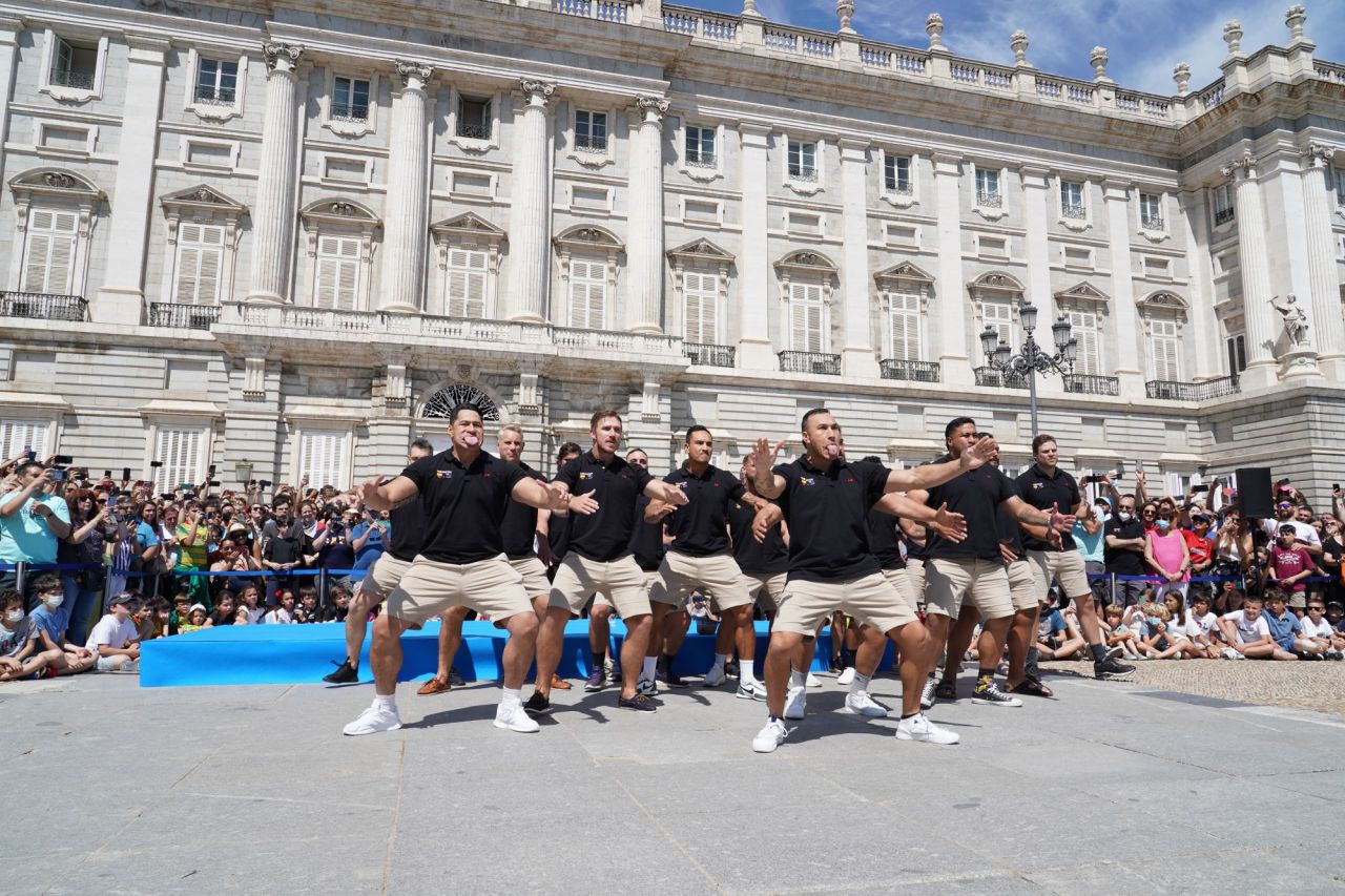 Los 'Classic All Blacks' realizan su 'haka' en la plaza de Oriente. 
