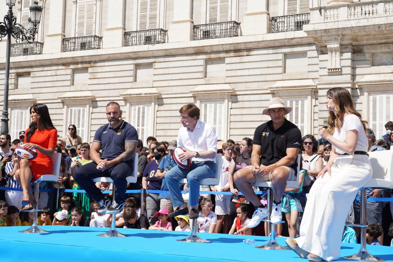 Los 'Classic All Blacks' realizan su 'haka' en la plaza de Oriente. 