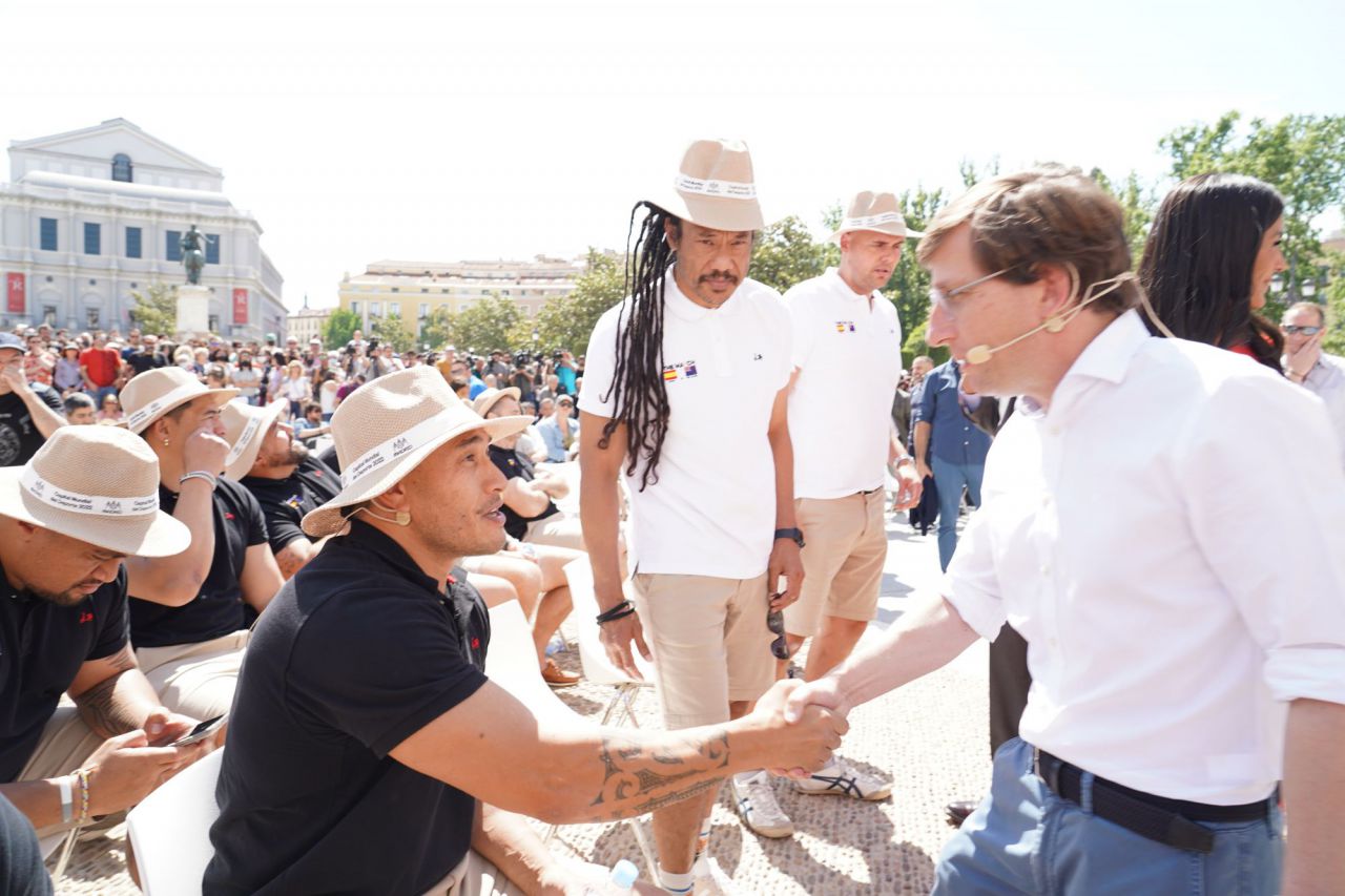 Los 'Classic All Blacks' realizan su 'haka' en la plaza de Oriente. 