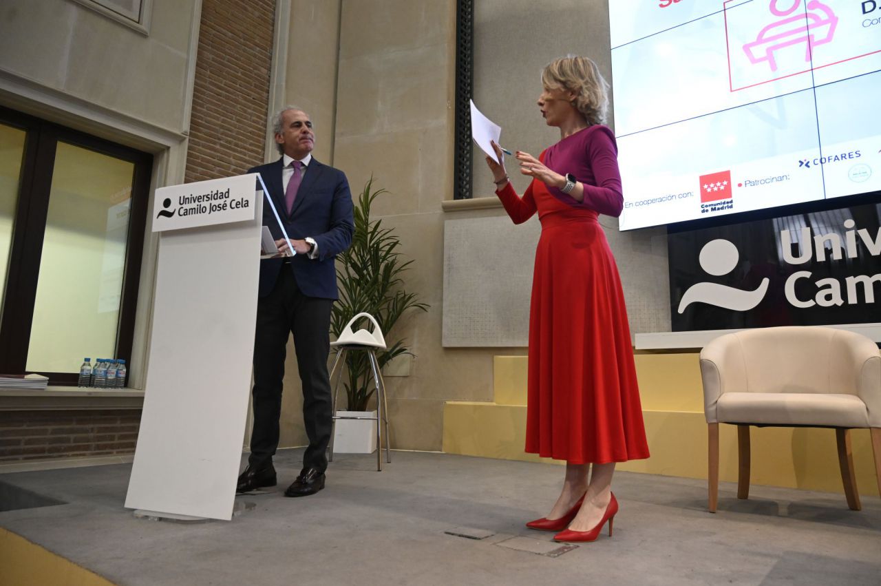 Enrique Ruiz Escudero, consejero de Sanidad, y María Cano, directora de Madridiario. 