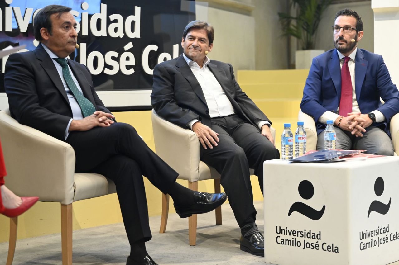 Eduardo Pastor, presidente de Cofares, Raúl Díaz, CEO de Kerm Pharma, y Joaquín Rodrigo, director general de Sandoz España.