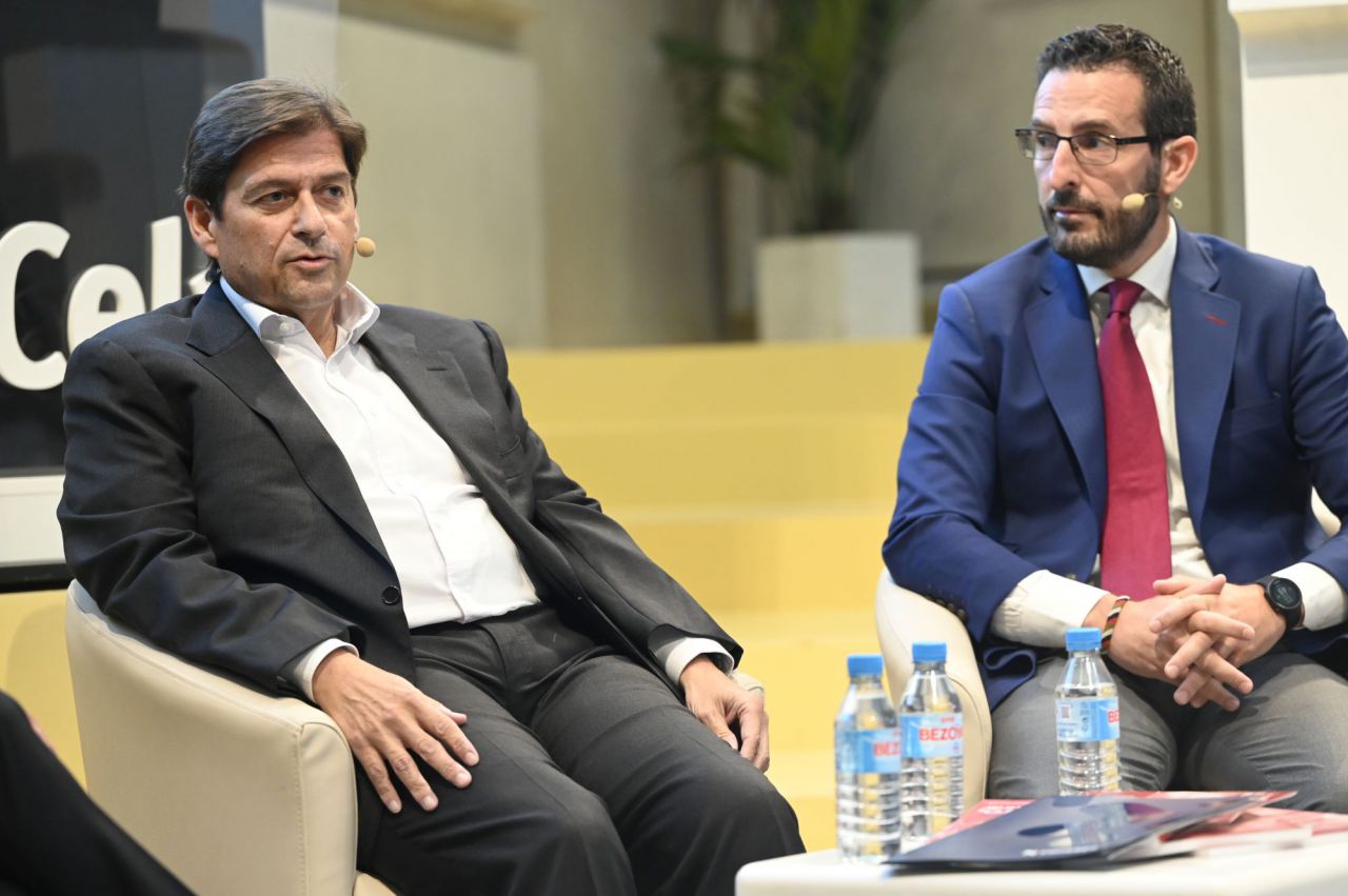  Raúl Díaz, CEO de Kerm Pharma, y Joaquín Rodrigo, director general de Sandoz España.