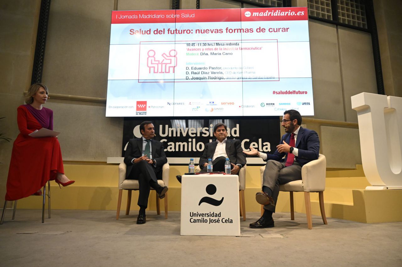 Eduardo Pastor, presidente de Cofares, Raúl Díaz, CEO de Kerm Pharma, y Joaquín Rodrigo, director general de Sandoz España.