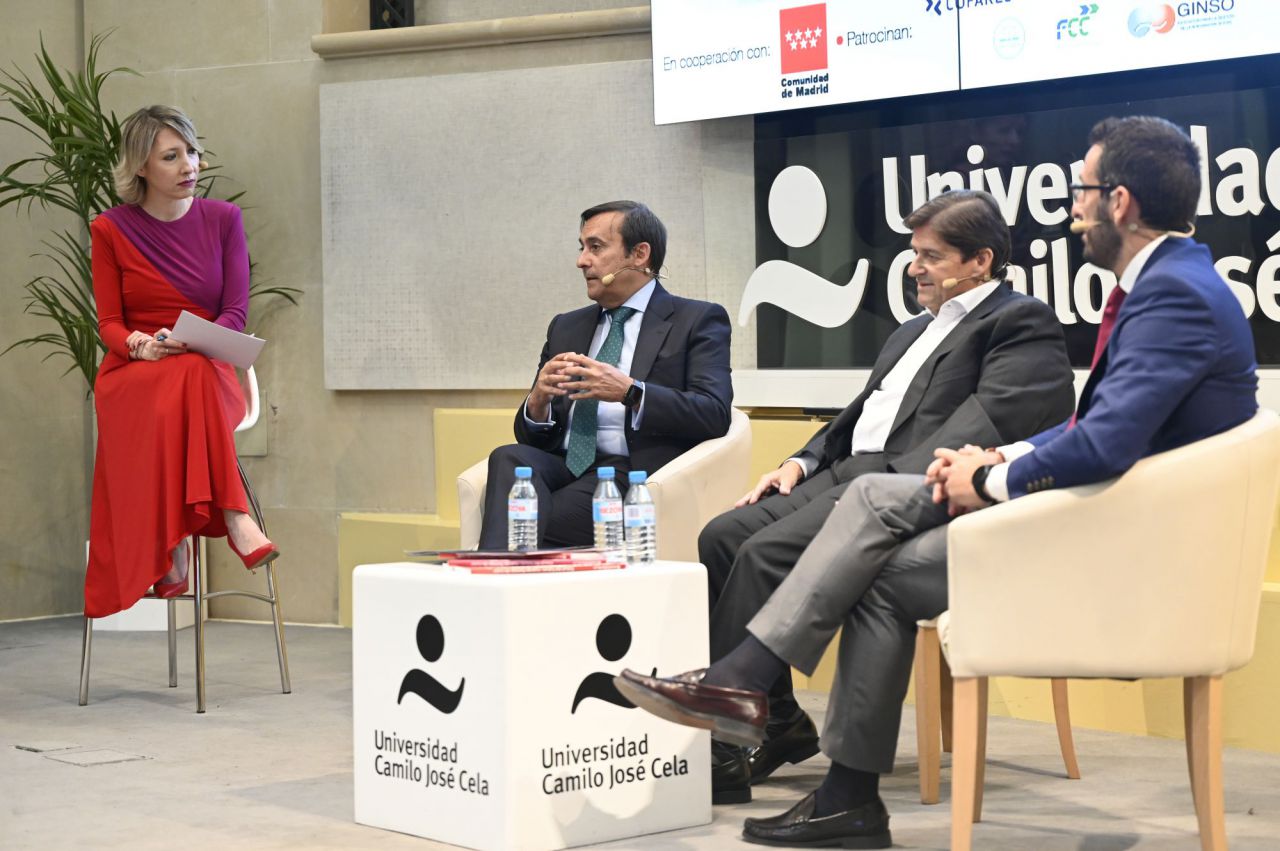 Los ponentes de la primera mesa de debate sobre avances y retos de la industria farmacéutica.