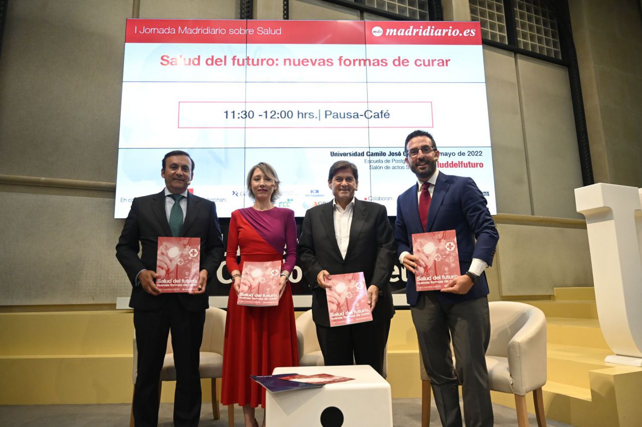 Eduardo Pastor, presidente de Cofares, Raúl Díaz, CEO de Kerm Pharma, y Joaquín Rodrigo, director general de Sandoz España posando con el libro 'Salud del futuro: nuevas formas de curar'