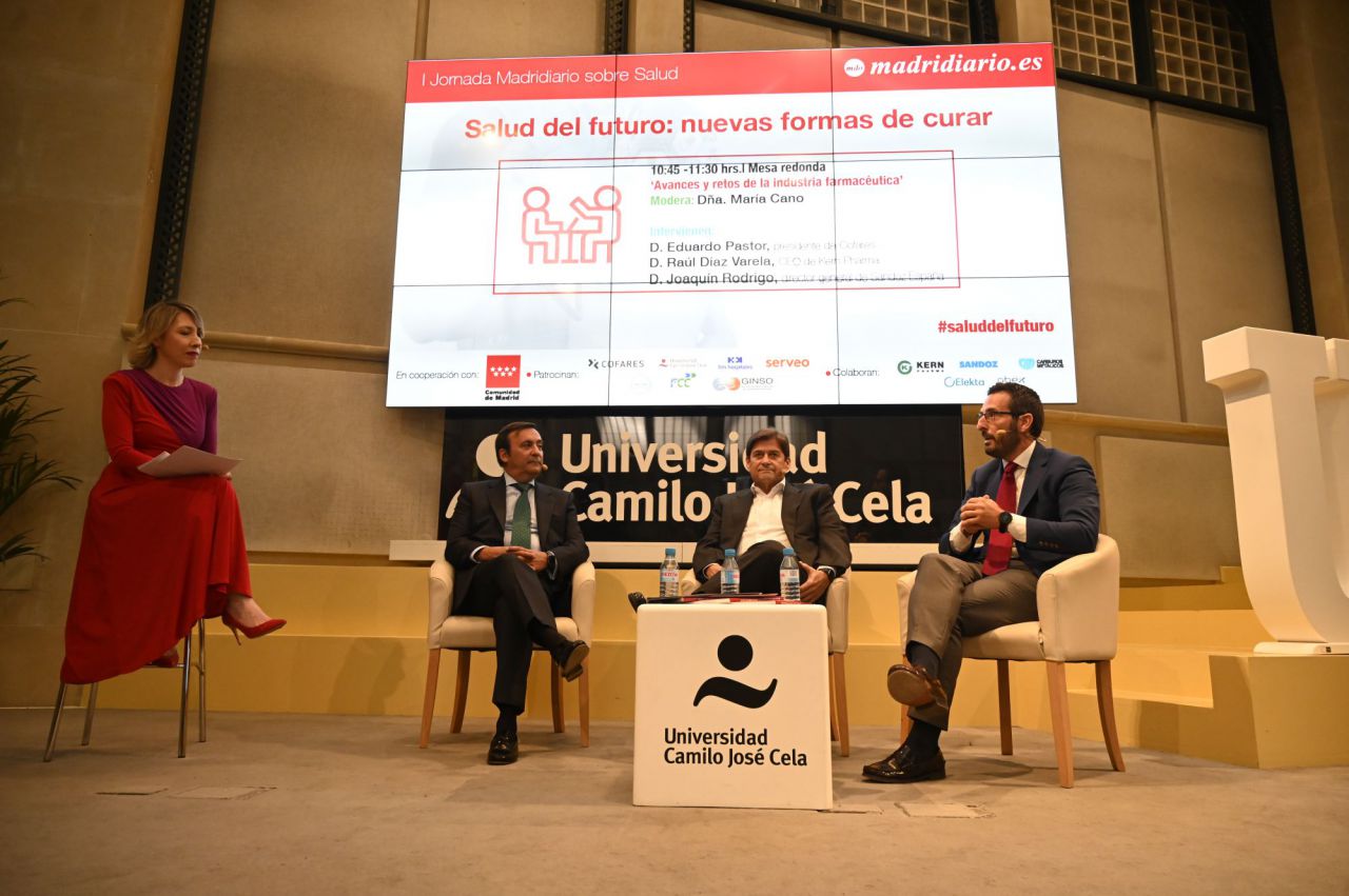Primera mesa de debate sobre los avances y retos de la industria farmacéutica: Eduardo Pastor, presidente de Cofares, Raúl Díaz Varela, CEO de Kerm Pharma y Joaquín Rodrigo, director general de Sandoz España. 