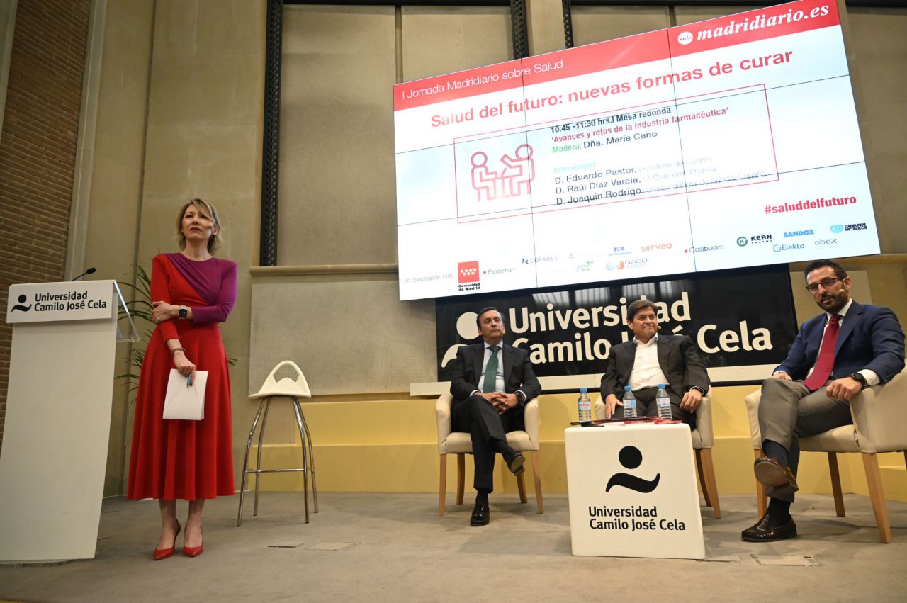 Primera mesa de debate sobre los avances y retos de la industria farmacéutica: Eduardo Pastor, presidente de Cofares, Raúl Díaz Varela, CEO de Kerm Pharma y Joaquín Rodrigo, director general de Sandoz España. 