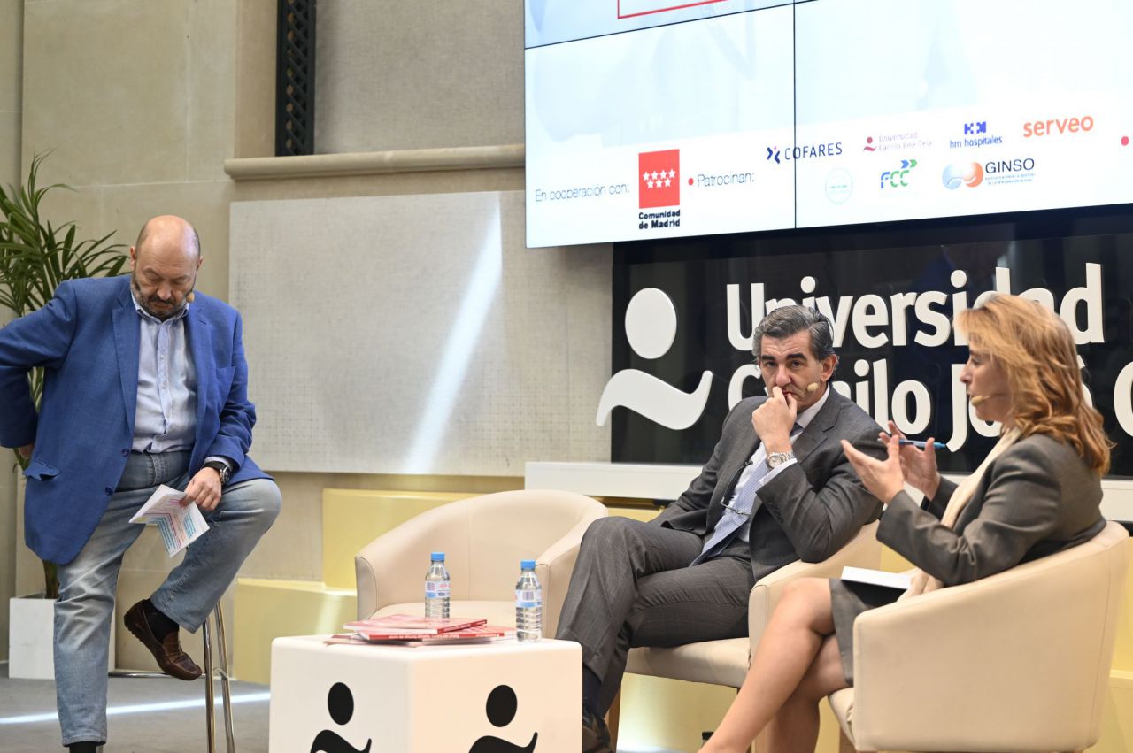 Constantino Mediavilla, presidente editor de Madridiario, Nieves Segovia, presidenta de la Institución SEK y Juan Abarca, presidente de HM Hospitales. Mesa de debate: Salud de futuro, sentado las bases del conocimiento practico.