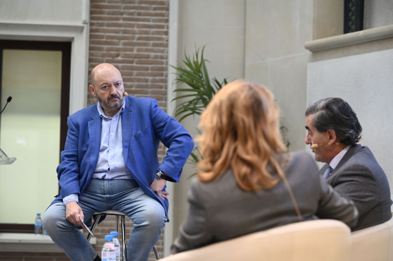 Constantino Mediavilla, presidente editor de Madridiario, Nieves Segovia, presidenta de la Institución SEK y Juan Abarca, presidente de HM Hospitales.