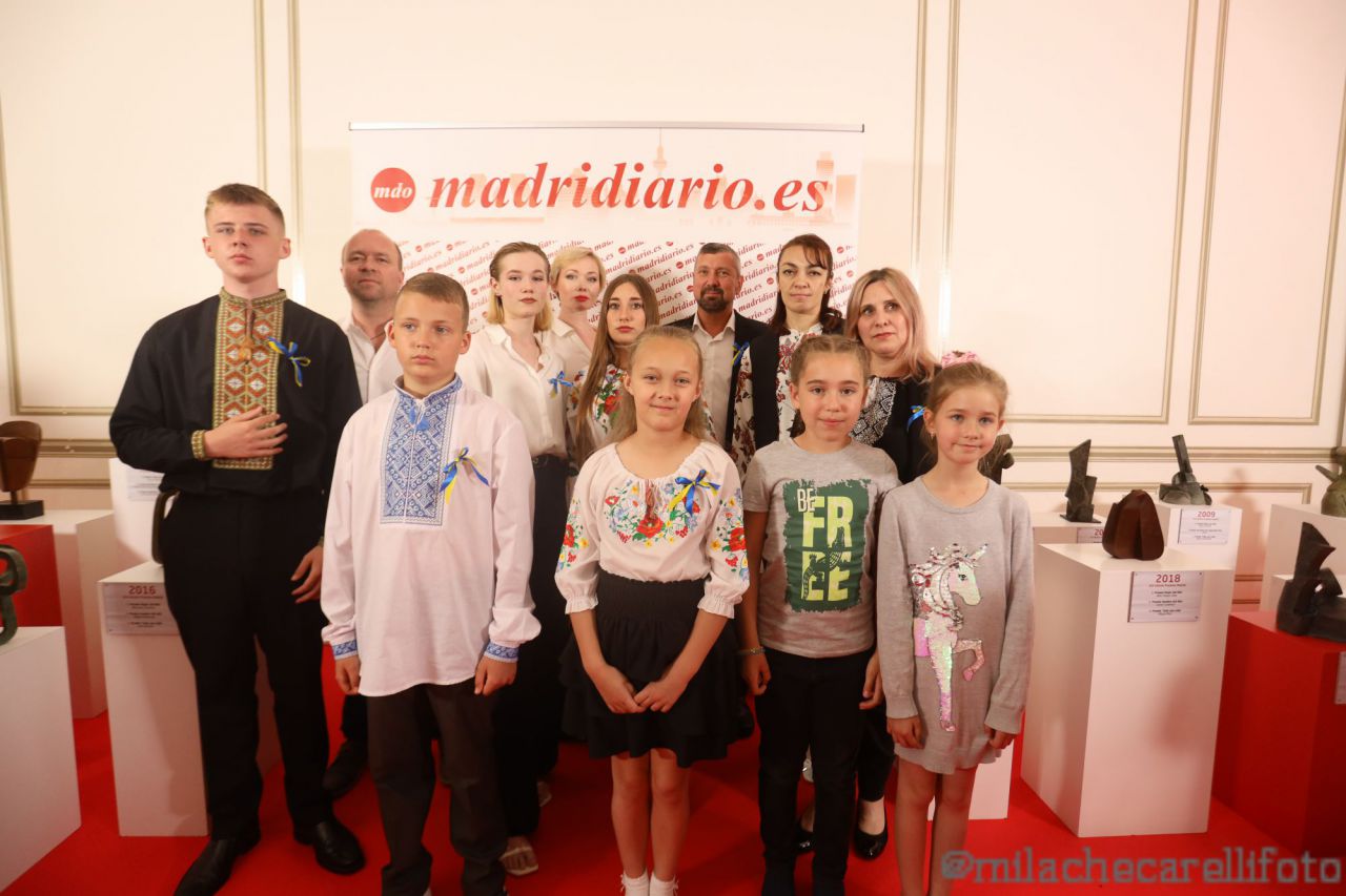 Los niños ucranianos que recogieron el Premio Iniciativa Social.