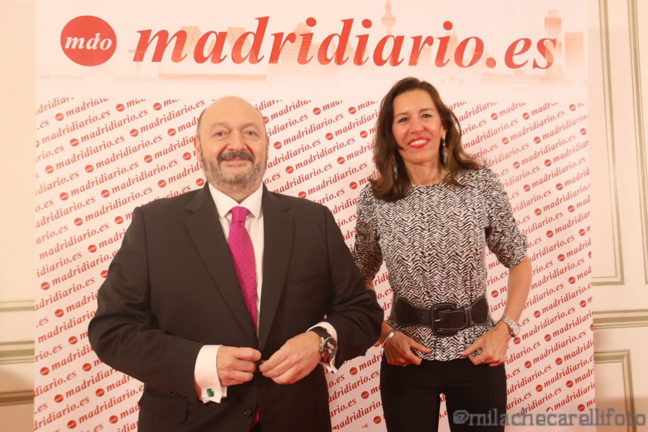 Constantino Mediavilla, presidente editor de Madridiario y Eugenia Carballedo, presidenta de la Asamblea regional 
