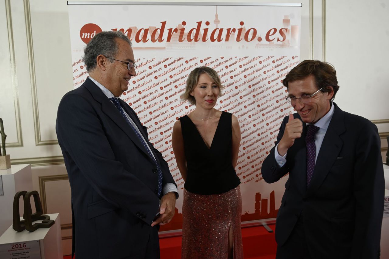 Enrique Osorio, consejero de Educación de la Comunidad de Madrid, María Cano, directora de Madridiario y José Luis Martínez- Almeida, alcalde de Madrid.