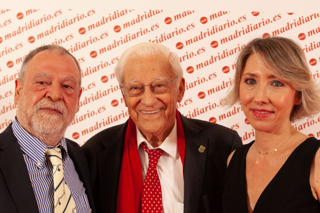Pepe Brías, director general de Madridiario, el Padre Ángel y María Cano, directora de Madridiario.