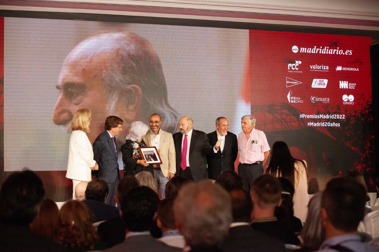 El alcalde de Madrid, Isi, la mujer de Ángel del Río y su hijo, en el homenaje al Cronista de la Villa, Ángel del Río, fallecido en febrero de este año.